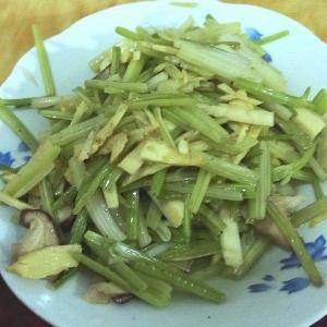 芹菜可以和香菇一起炒嘛 300