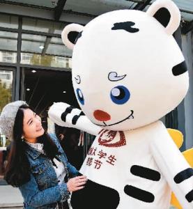 电影节吉祥物与观众互动