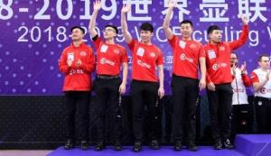 中国男队选手在颁奖仪式上