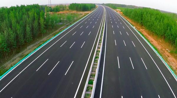 分离式车道(左、右行车道分开修建的公路)
