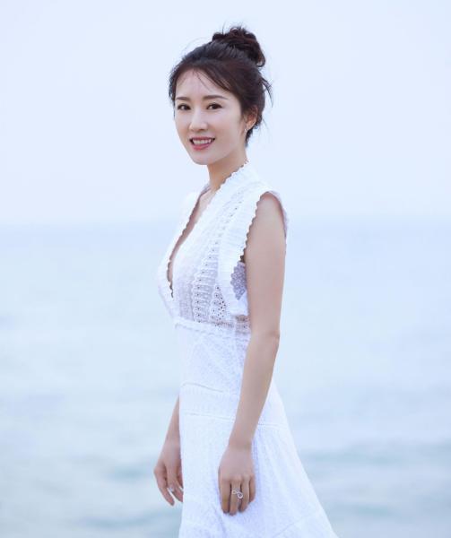 代表作品有:《蜗居》,《别对我说谎》,《经营》,《夏妍的秋天》等影视