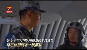 王恒在和飞行员探讨技术问题