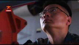 王恒在把科研成果应用到部队战机上