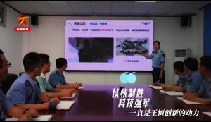 王恒和战友们探讨技术问题