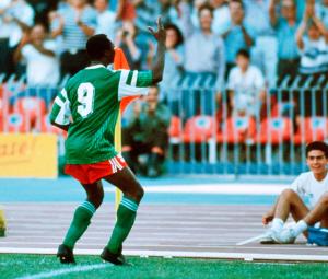 1990年世界杯喀麦隆2-1罗马尼亚，米拉进球后跳起了扭胯舞