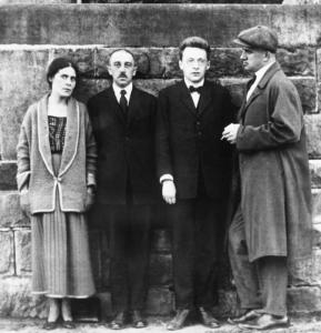 1923年，巴黎，合影的最左边是莉莉娅，最右边是马雅可夫斯基