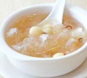 银耳莲子羹