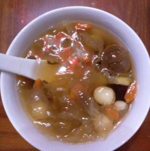 银耳莲子羹