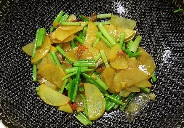 芹菜炒土豆片的家常做法 0