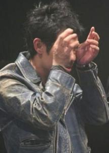 在电影发布会上痛哭流涕的伊藤隆大