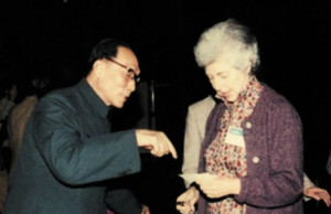 1982年，黄祯祥会见澳大利亚流感专家