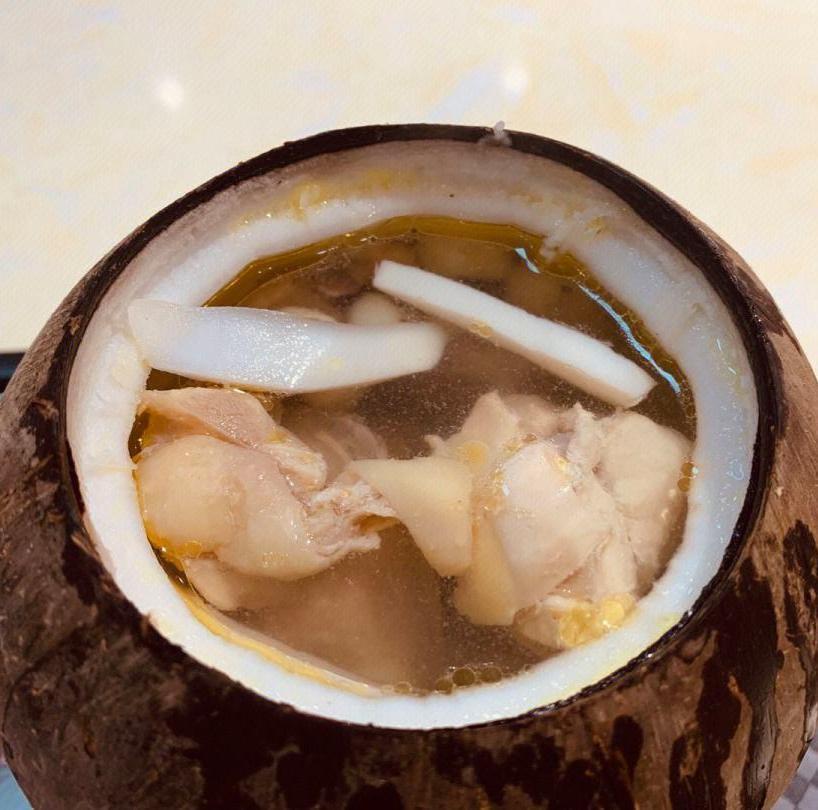 椰子炖鸡(以鸡主料制作的药膳)