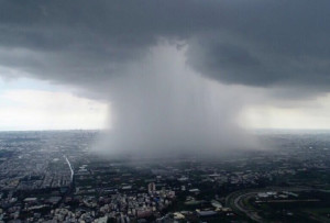 台南市关庙区夏天对流旺盛时的“雨 瀑”景象