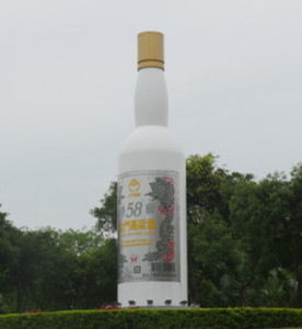 金门酒厂里的酒瓶雕塑