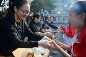 学校学生中秋节吃上爱心月饼