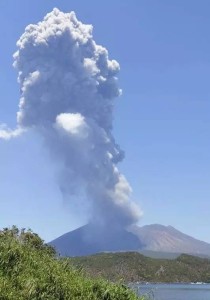 從市區搭乘輪渡大約15分鐘,就來到火山腳下.