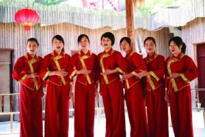 吕家河民歌手在演唱