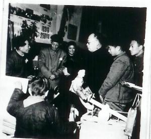 鲁歌接待陈毅参观教育与生产劳动相结合展览