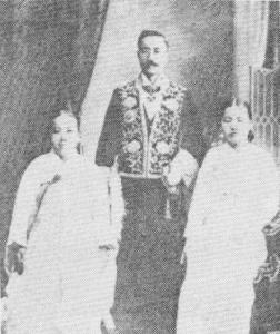 尹致昊与其母及其妻白梅丽的合影（1907年）