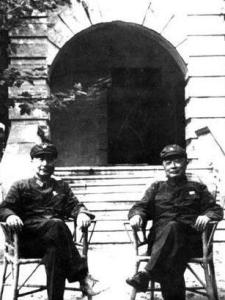 1971年，聂荣臻(左)与陈毅在北戴河