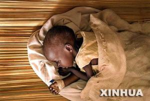 乌干达一名严重营养不良的儿童躺在席子上