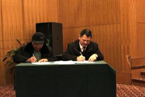 董事长(右)与合作社蜂农签订养蜂协议
