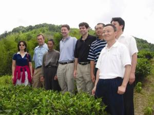 康宁大中华区首席执行官康克明等人视察 康宁大中华区首席执行官康克明等人视察