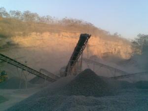 破碎生产线现场图片