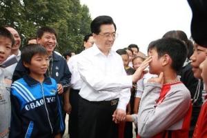 胡锦涛看望清化镇高庙中学师生