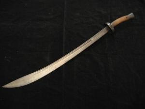 解首刀;窝刀方头方尾,髹绿漆,是最常见的清刀式样;朴刀又称大刀或砍刀