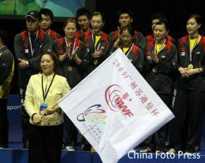 关渭贞接过2009广州苏迪曼杯会旗