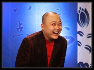 大新主持大型说书类节目《八点听书》