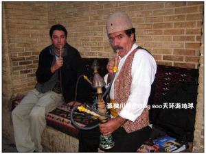 着传统服装的波斯人