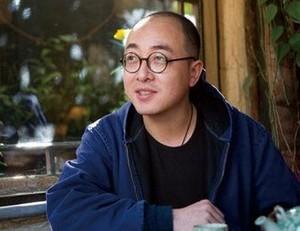 2012年同好友郭龙一起,发行了首张专辑《白银饭店》.