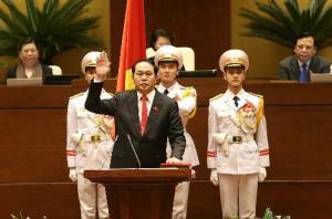 新主席陈大光宣誓就职