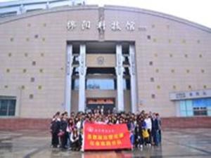 学生参观科技馆
