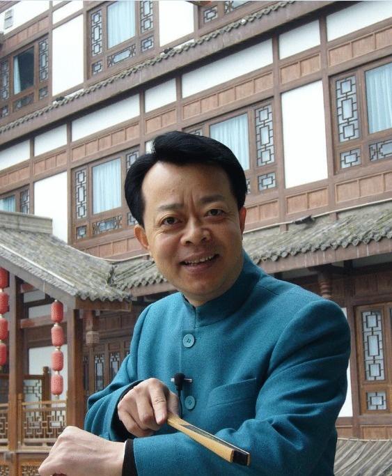 1998年,参与拍摄首部方言喜剧影片《麻将棒棒手》.