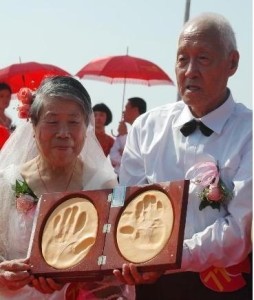 钻石婚夫妇范迎珍、李兰英展示爱情手摸