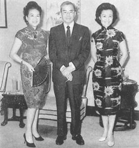 蒋廷黻(中)