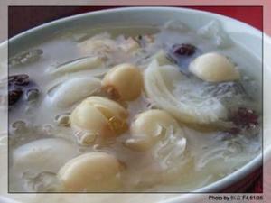 银耳莲子羹