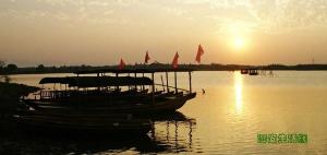 夕阳西下 伴着依稀的湖光泛舟湖上