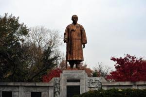 位于韩国首尔宗庙前的李商在铜像