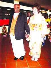 2004年，比奈萨与日本籍的山本智子结婚