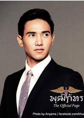 耀威(吉拉宇·丹特古 饰)  配音:---- 三少同事,同为医生.