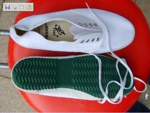 网鞋中文名白网鞋是80至90年代流行的一种白色帆布鞋面橡胶鞋底的球鞋