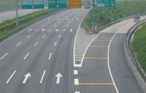 主路右侧为匝道
