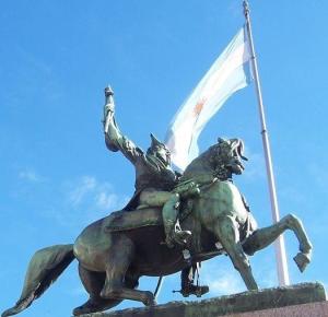 曼努埃尔·贝尔格拉诺雕像