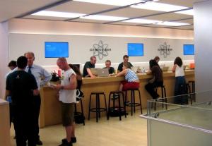 伦敦Apple Store内的Genius Bar。