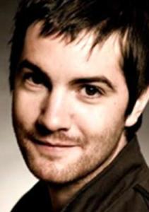 罗伯特(吉姆·斯图格斯 饰)配音:----来自英国的年轻古董商,给了