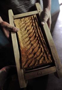 图3：尼木藏香制作工序：制作泥砖
